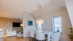 Eine moderne Lofts-Wohnung mit Essbereich, Wohnzimmer und Küche.