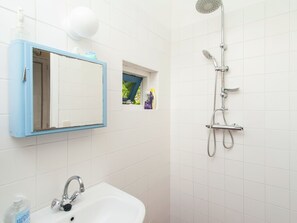 Ferienhaus | Badezimmer | Dusche, Handtücher