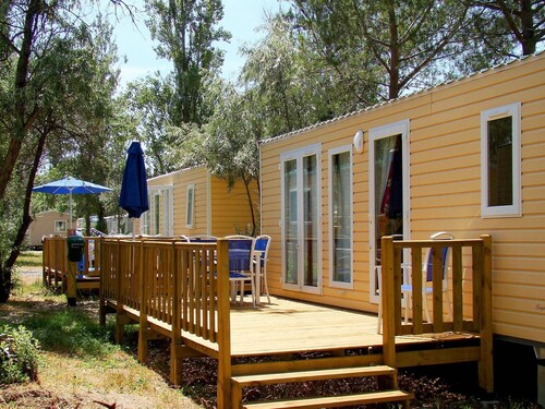 Tranquil Mobile Home in the Quaint, Green Camargue Surroundings