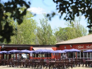 Dining - Tranquil Mobile Home in the Quaint, Green Camargue Surroundings (Le Grau-Du-Roi)