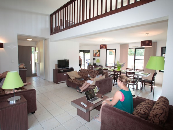 Living room - Nice Apartment With Wifi Located 2.5 km. From the Beach (Messanges)