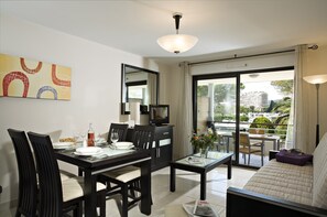 Apartment | Living room - Luxury Apartment With Large Terrace (Mandelieu-La-Napoule)