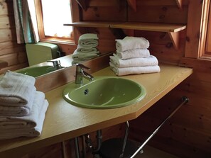 House | Bathroom | Towels - Cozy Bungalow With a Stove, in a Nature Reserve (Hayingen)