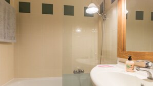 House | Bathroom | Bathtub, towels - Beautyful House in Norman Style Near Deauville and Honfleur (Danestal)