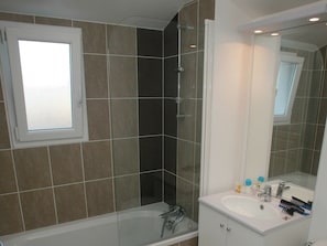 House | Bathroom - Apartment in France Near the Beach (Saint-Brevin-les-Pins)