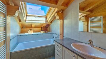 Chalet | Kamar mandi | Bathtub