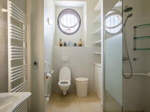 Bathroom - Double Gite on a Quiet Domain With Large Swimming Pool and a Park-like Garden (Saint Maurin)