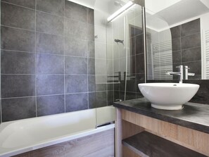 Bathroom - Apartment With a Balcony or Terrace Near the ski Slopes (Les Belleville)