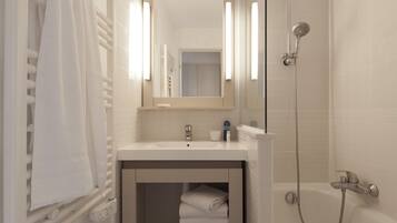 Apartment | Bathroom | Bathtub, towels