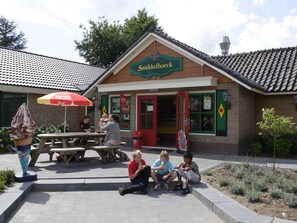 Outdoor dining - Conveniently Furnished Chalet with Terrace near Veluwe (Voorthuizen)