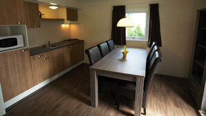 Chalet | Private kitchen - Conveniently Furnished Chalet with Terrace near Veluwe (Voorthuizen)
