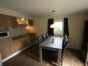 Private kitchen - Conveniently Furnished Chalet with Terrace near Veluwe (Voorthuizen)