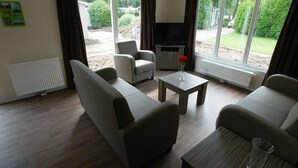 Living room - Conveniently Furnished Chalet with Terrace near Veluwe (Voorthuizen)