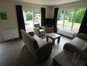 Living room - Conveniently Furnished Chalet with Terrace near Veluwe (Voorthuizen)