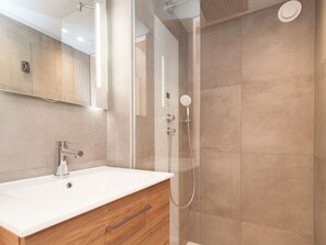 Bathroom - Lakefront Retreat w/ Hammock (Ouddorp)