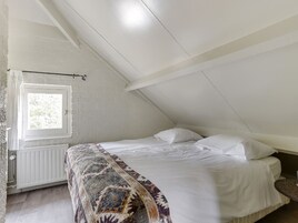 3 habitaciones, muebles diferentes y ropa de cama 