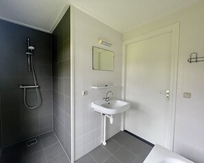 House | Bathroom | Shower - Cozy Furnished House with Garden near Nature Reserve (Bant)