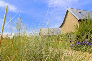 A building with a sloped roof and a large window. - Villa Oesterdam 2+2 Persons (Tholen)