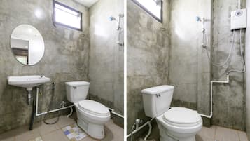Standard Double Room | Bathroom | Shower, towels, soap, shampoo