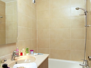 Apartment | Bathroom | Combined shower/bathtub - Apartment for an Ideal Beach Holiday in La Grande Motte (La Grande-Motte)