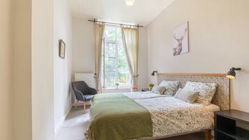 House | 6 bedrooms, individually furnished, iron/ironing board, bed sheets