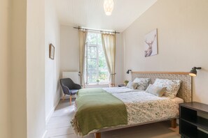 Casa | 6 habitaciones, muebles diferentes y tabla de planchar con plancha 