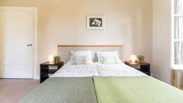 House | 6 bedrooms, individually furnished, iron/ironing board, bed sheets