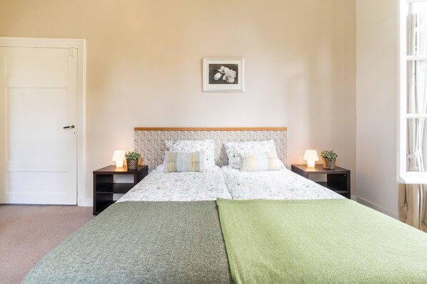 House | 6 bedrooms, individually furnished, iron/ironing board, bed sheets