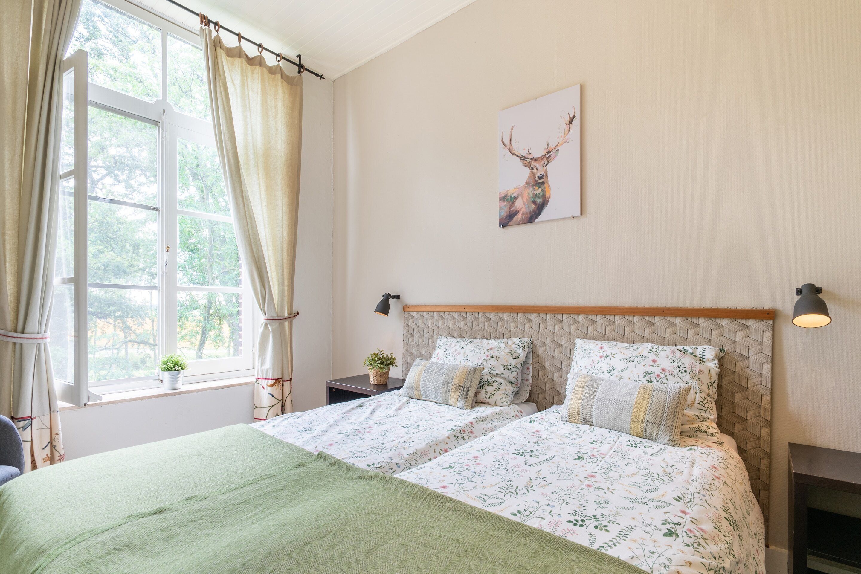 Maison | 6 chambres, ameublement personnalisé, fer et planche à repasser