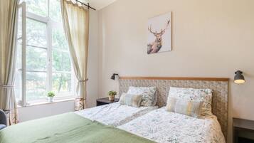 Maison | 6 chambres, ameublement personnalisé, fer et planche à repasser