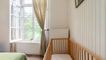 Maison | 6 chambres, ameublement personnalisé, fer et planche à repasser