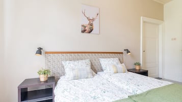 House | 6 bedrooms, individually furnished, iron/ironing board, bed sheets