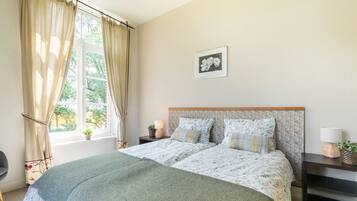 6 bedrooms, individually furnished, iron/ironing board, bed sheets