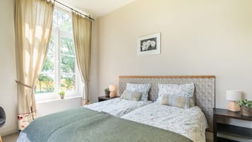 House | 6 bedrooms, individually furnished, iron/ironing board, bed sheets