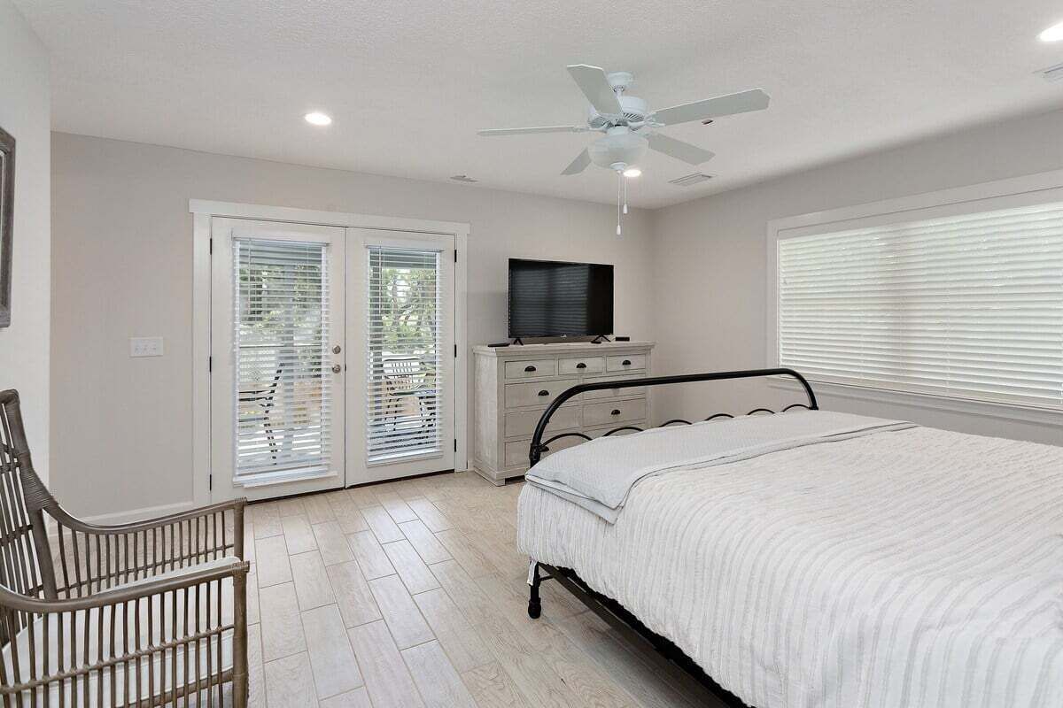 4 bedrooms, iron/ironing board, free WiFi, bed sheets