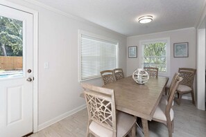 Dining - Pet Friendly with private pool and fenced yard! (Saint Simons Island)