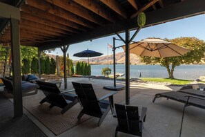 Terrace/patio - Lakefront, beach, hot tub, putt course, paddleboards, boat ramp, deck, fireplace (East Wenatchee)