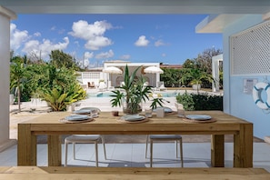 Outdoor dining - 🌴 5 Bed Villa, Ocean View , Pool with Jacuzzi, Near Crane beach🌴 (Saint Philip)