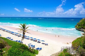 Ligstoelen aan het strand, strandlakens