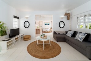 Een smart-tv en boeken