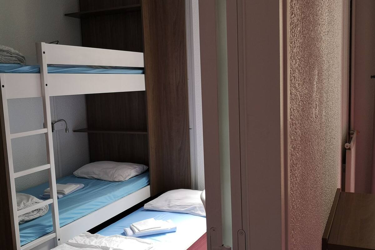 Kamar Triple | Kedap suara, dilengkapi dengan perabotan berbeda-beda, dan seprai linen