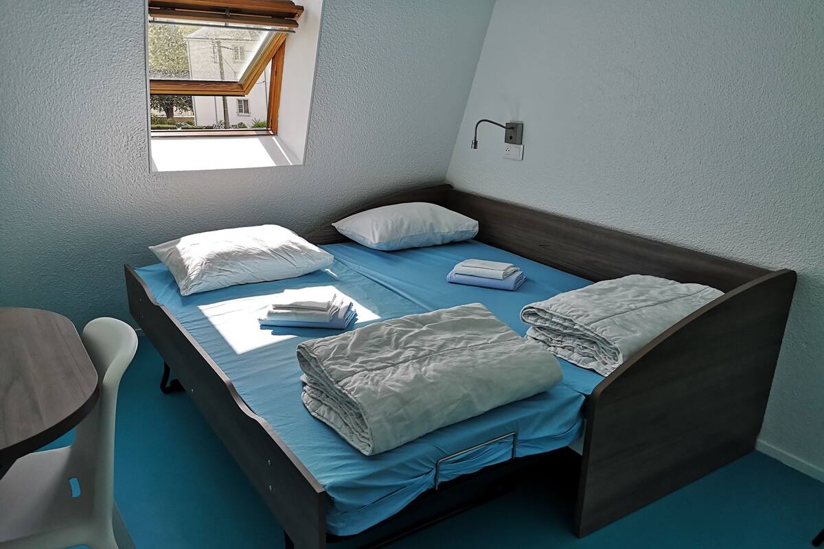 Kamar Double | Kedap suara, dilengkapi dengan perabotan berbeda-beda, dan seprai linen