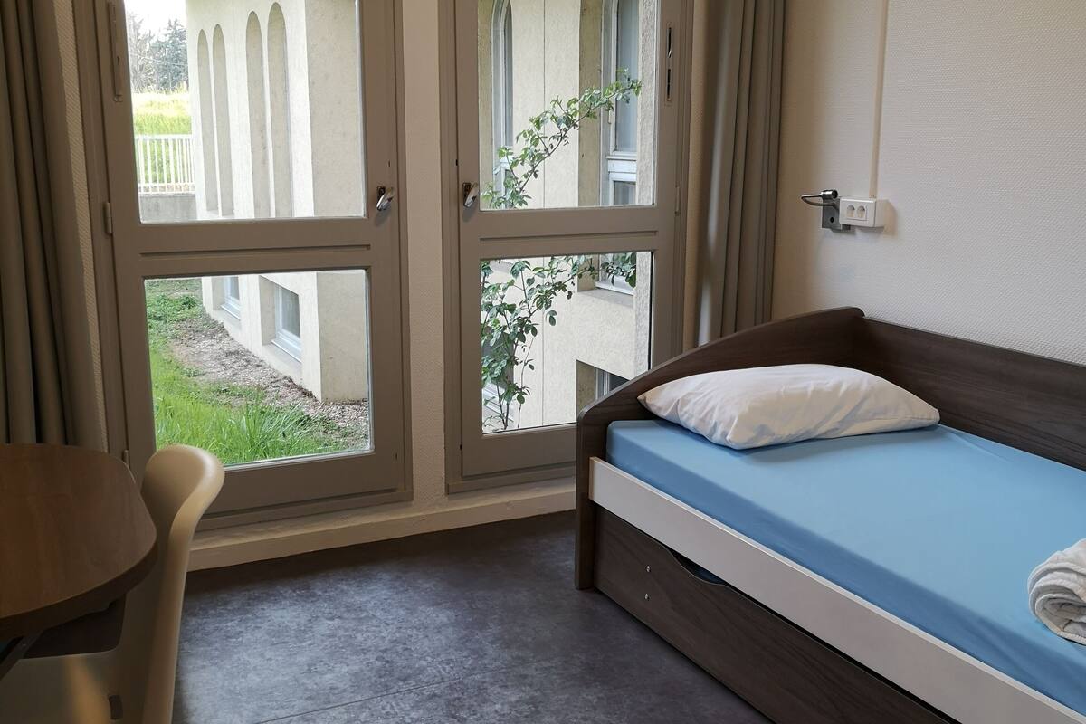 Kamar Single | Kedap suara, dilengkapi dengan perabotan berbeda-beda, dan seprai linen