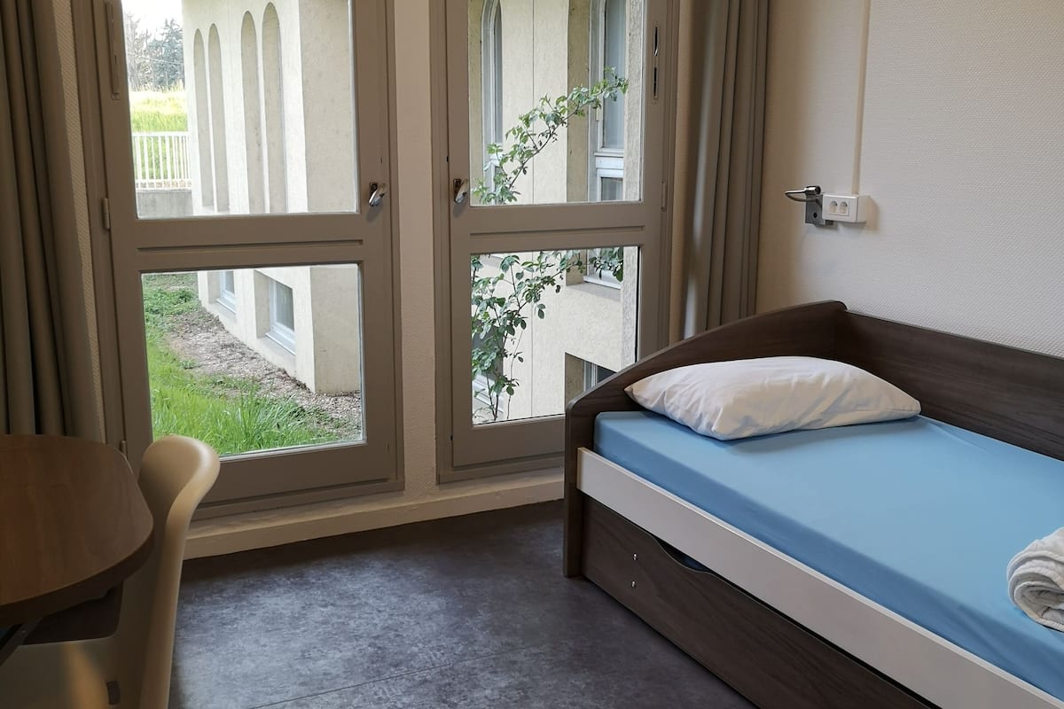 Individually furnished, soundproofing, bed sheets