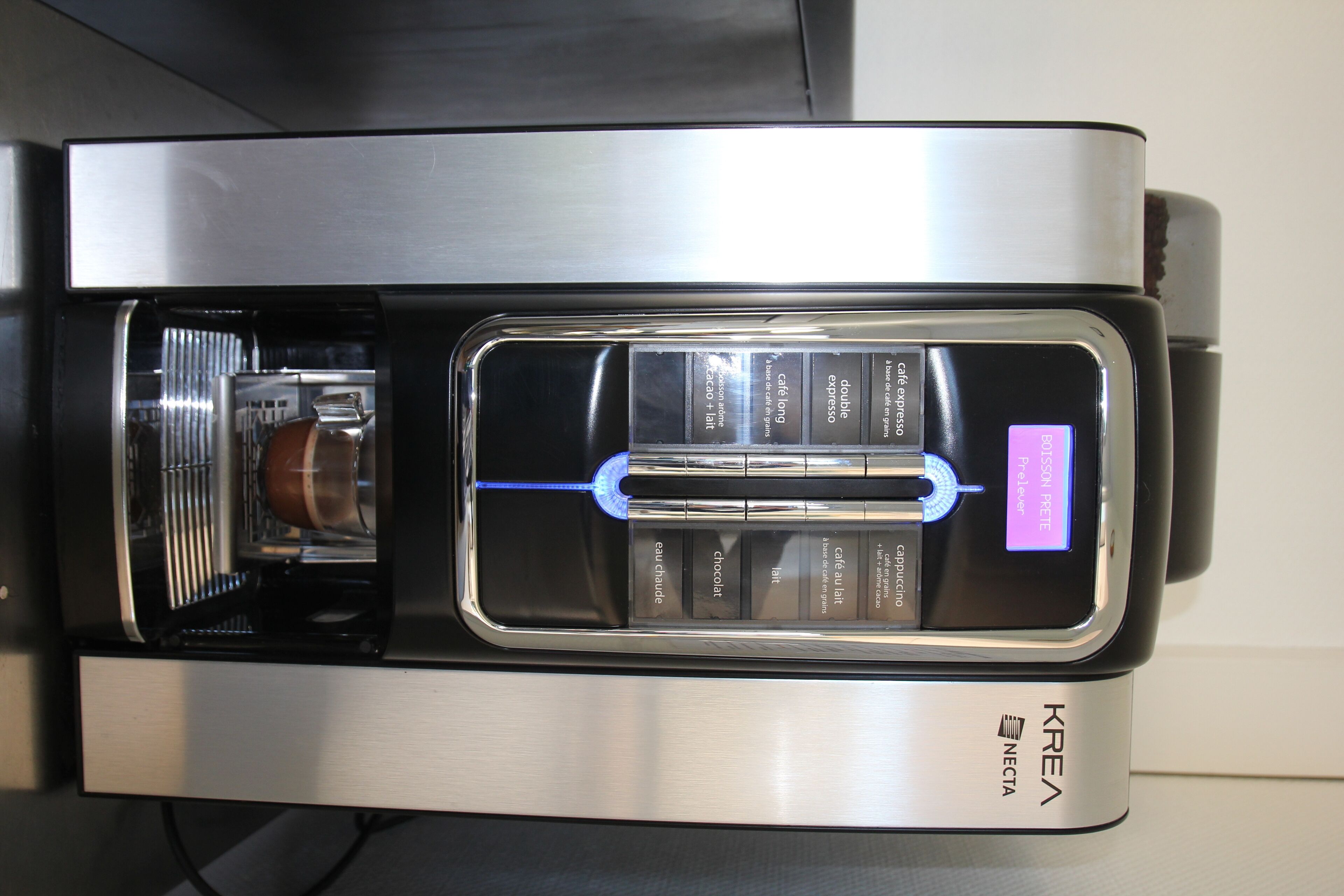 Una máquina de café con pantalla digital y diversas opciones.