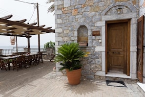 Un edificio de piedra con una puerta de madera y un letrero que dice 'Stern'.