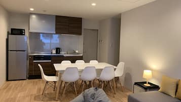 3 Bedroom Apartment with Mountain View | In-room dining
