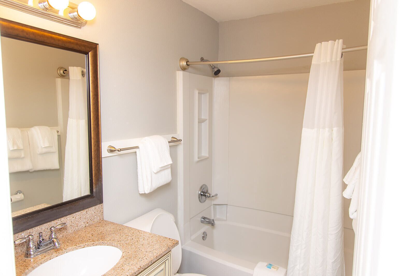 Tina con regadera, secadora de cabello, toallas 