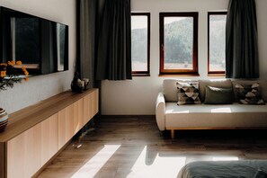 TV connectée, livres, écrans d'ordinateur