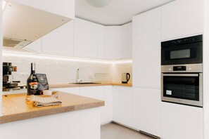 Fridge, microwave, oven, stovetop - Guesthouse Kadishevi -a beautiful guesthouse in Banite village,Rhodope Mountains (Banite)